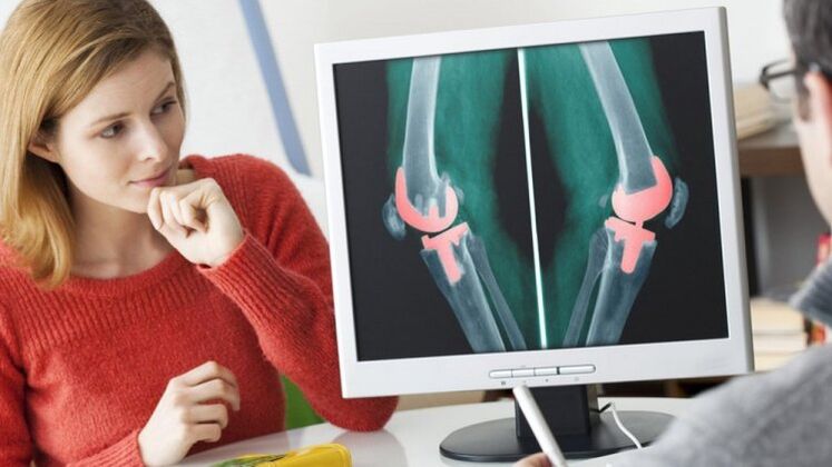 a girl on a doctor's appointment with osteoarthritis