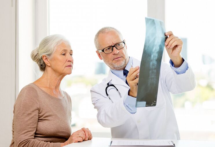 The doctor determines cervical osteochondrosis in a patient using X-rays